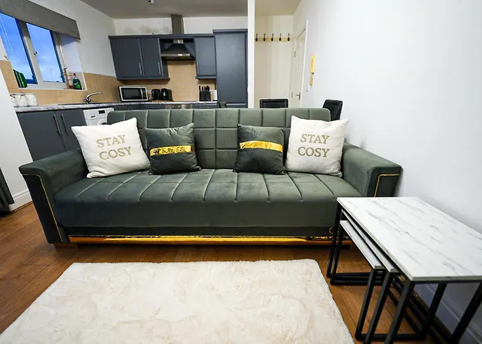 Modern Luxury 2 Bed Apartment, Sleeps 5